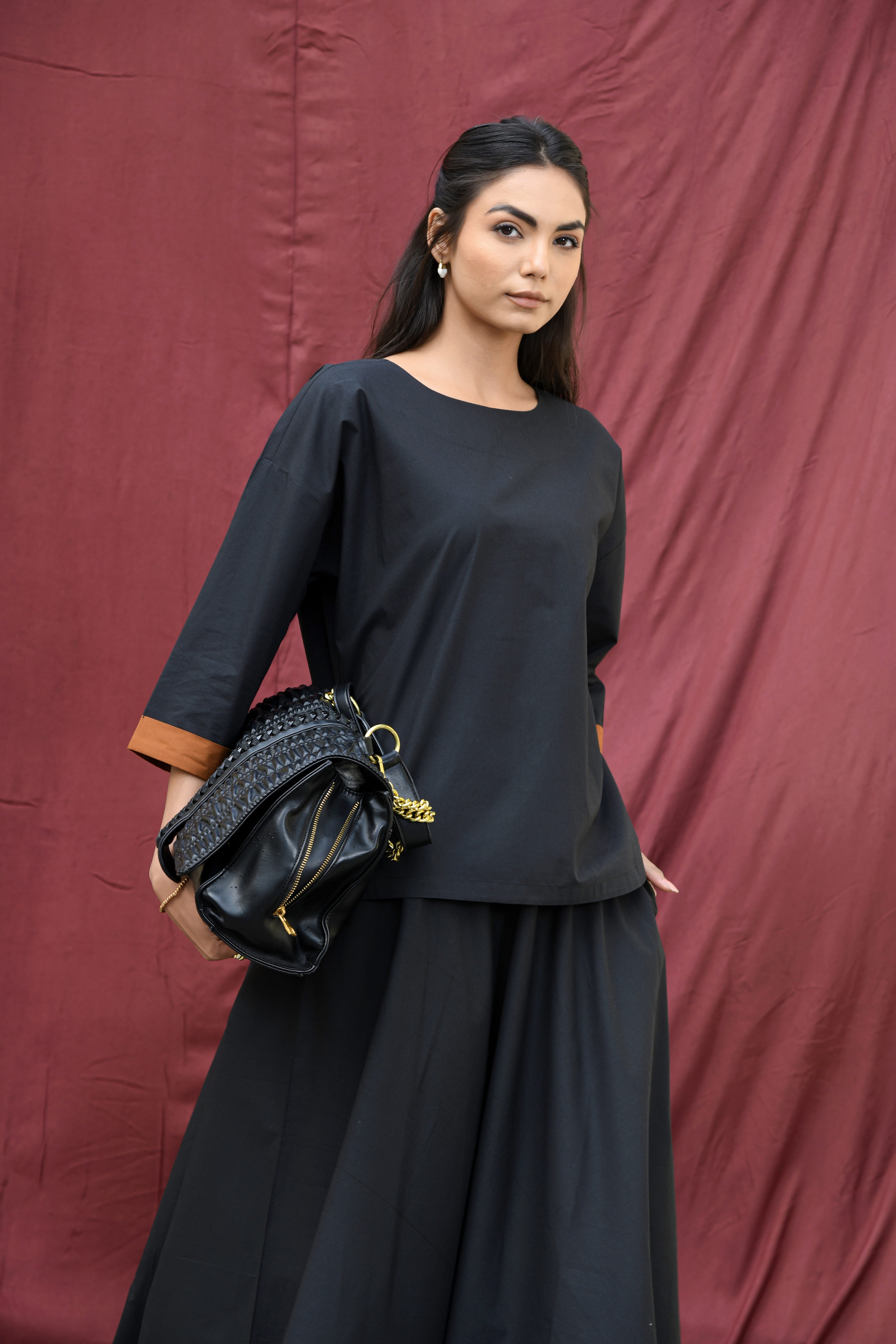 BLACK BOXY TOP